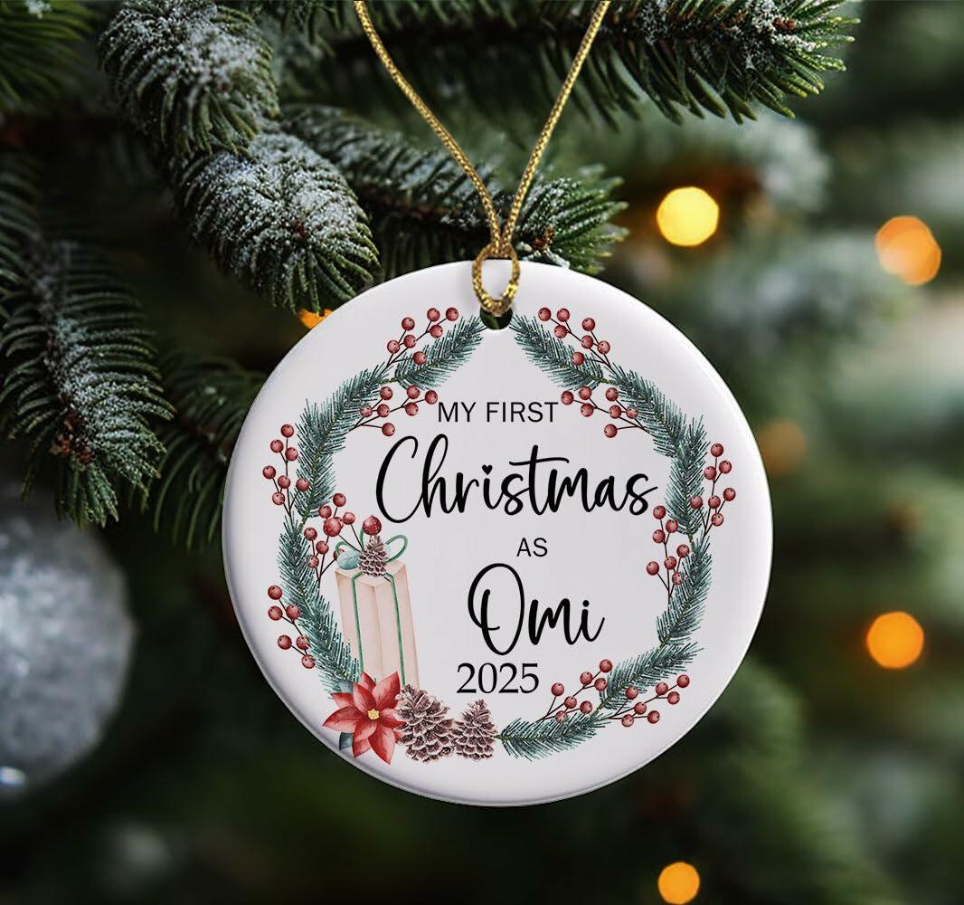 Adorno de cerámica blanca "Mi primera Navidad como Omi 2025" impreso por ambos lados