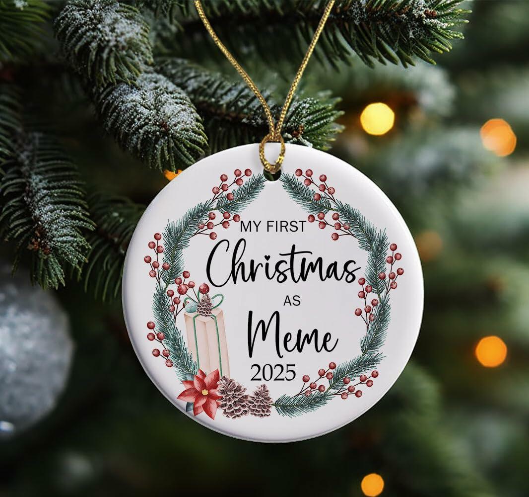 Adorno de cerámica blanca "Mi primera Navidad como Meme 2025" (ambas caras) AnhTram97