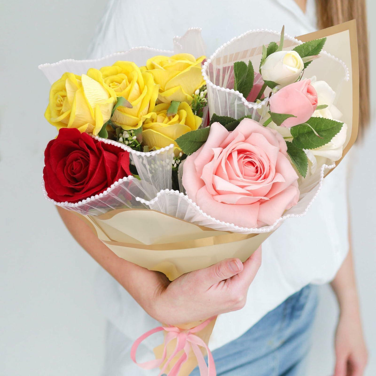 XIHIRCD 5 yardas de papel de malla para envolver con flores de perlas, red ondulada blanca