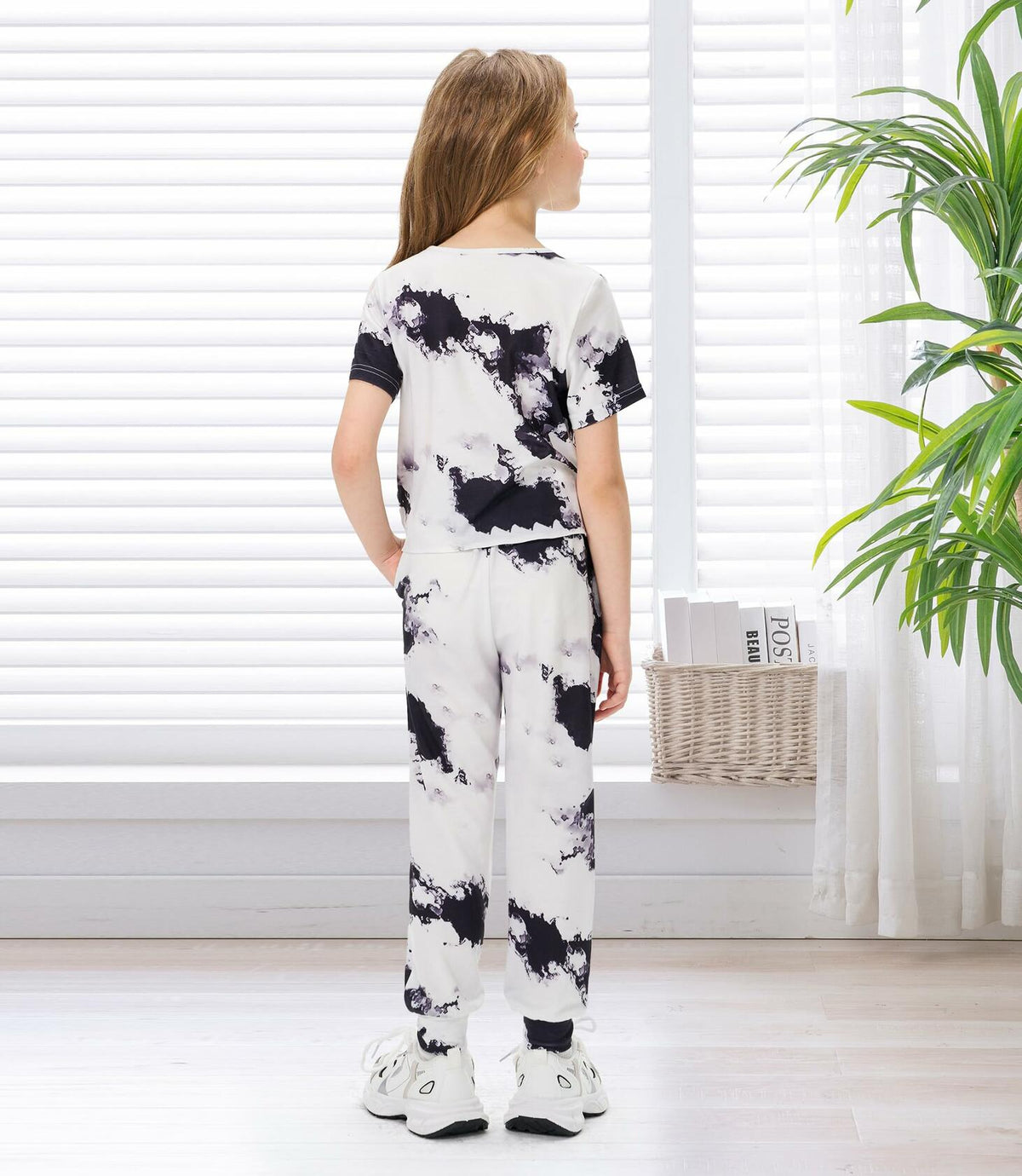 Conjunto Hvididan de top con frente retorcido y pantalones deportivos, diseño tie-dye, color blanco y negro, talla 9-10 años