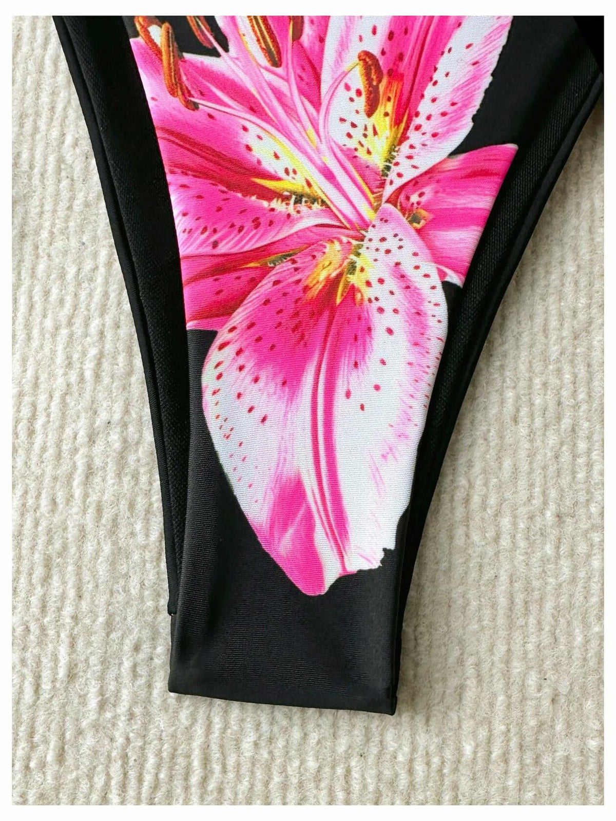 Parte inferior de bikini de tanga floral estilo boho para mujer Verdusa, con lazos laterales, color negro, talla S