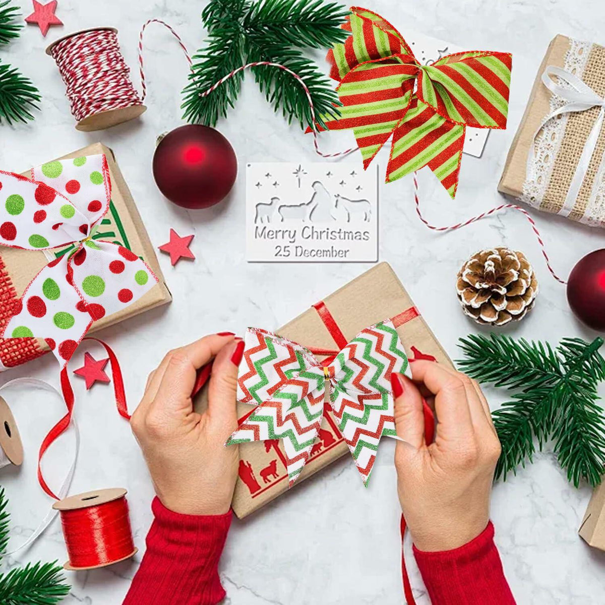 PEMIDA 12 lazos de Navidad con rayas onduladas de 5 pulgadas, puntos rojos y verdes