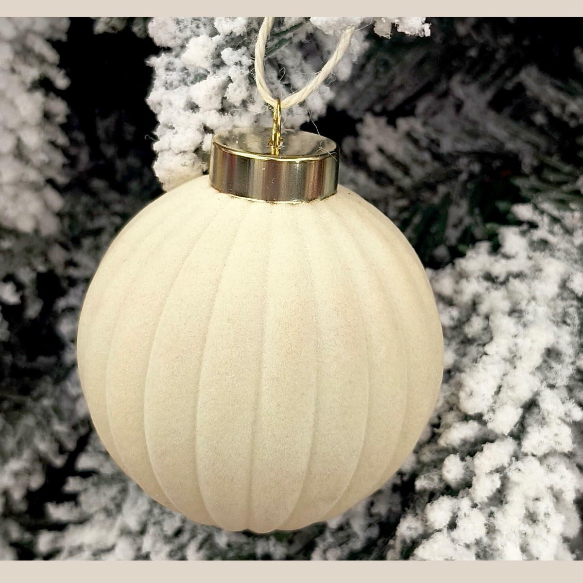 Obgora 15 piezas de adornos navideños de bolas de terciopelo flocado color beige de 3.15"