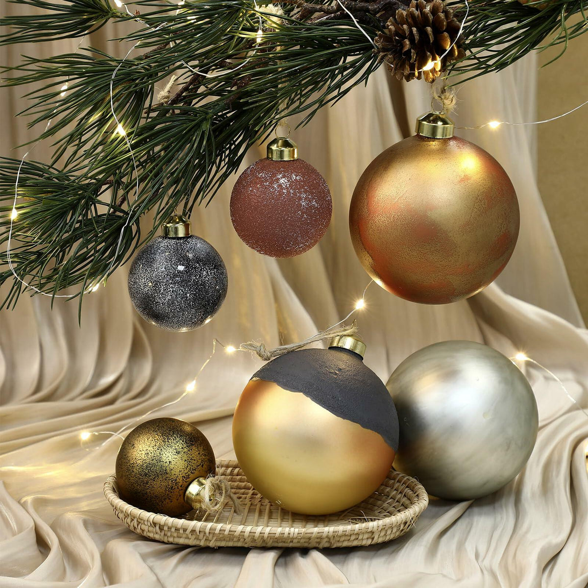 Adornos navideños de vidrio mate Relaxgiant, 12 piezas, color marrón neutro y gris, 4 pulgadas (10 cm) y 2.36 pulgadas (6 cm)